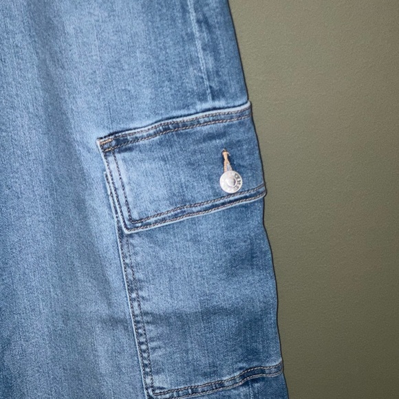 American Eagle Womens Super High Rise Baggy Wide Leg Cargo Jeans ~ In A Size 6 - Picture 3 of 12